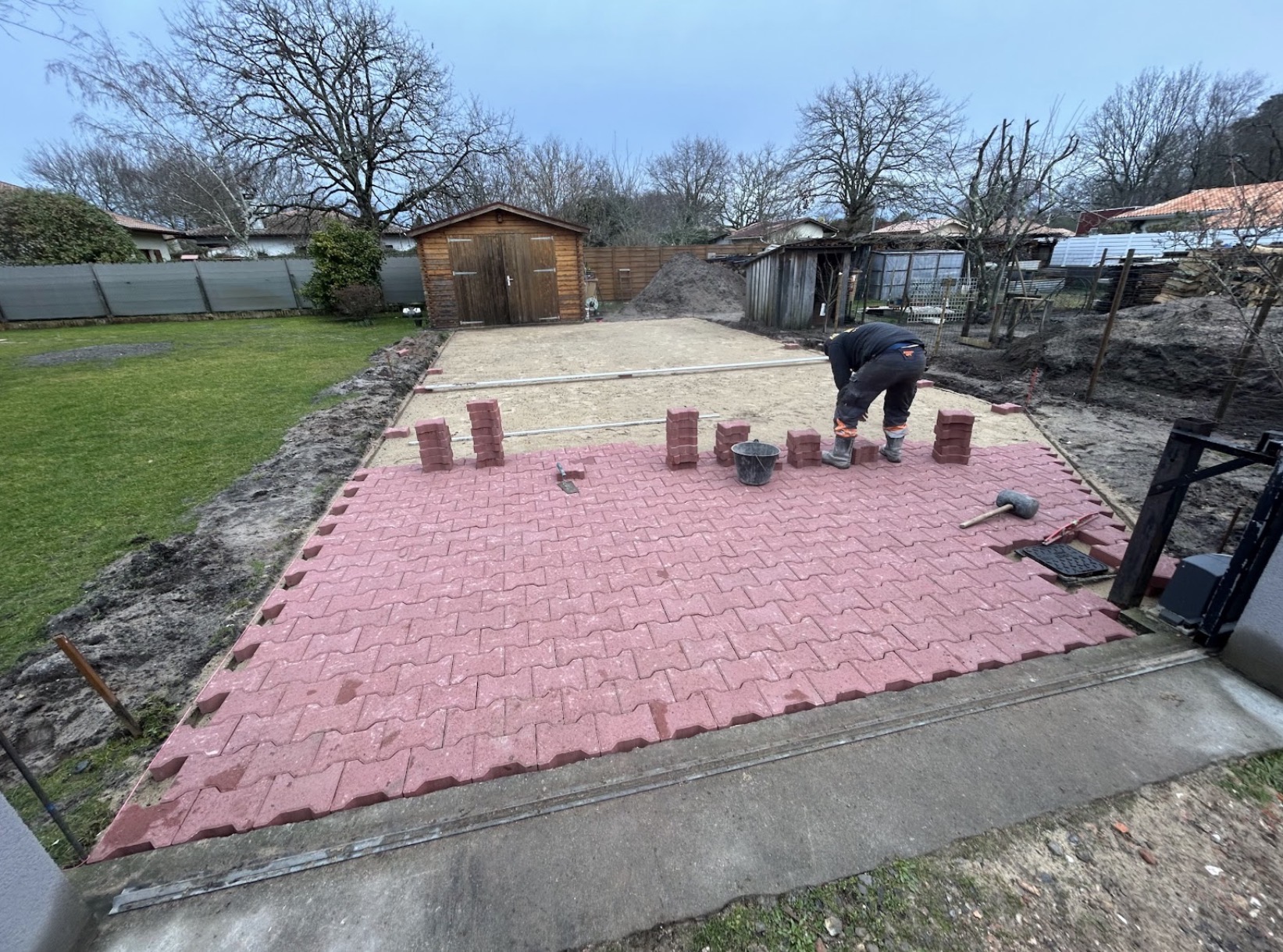 Création d’allée en pavé rouge