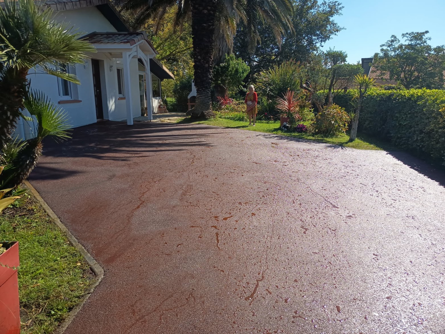Création d’allée en enrobé rouge
