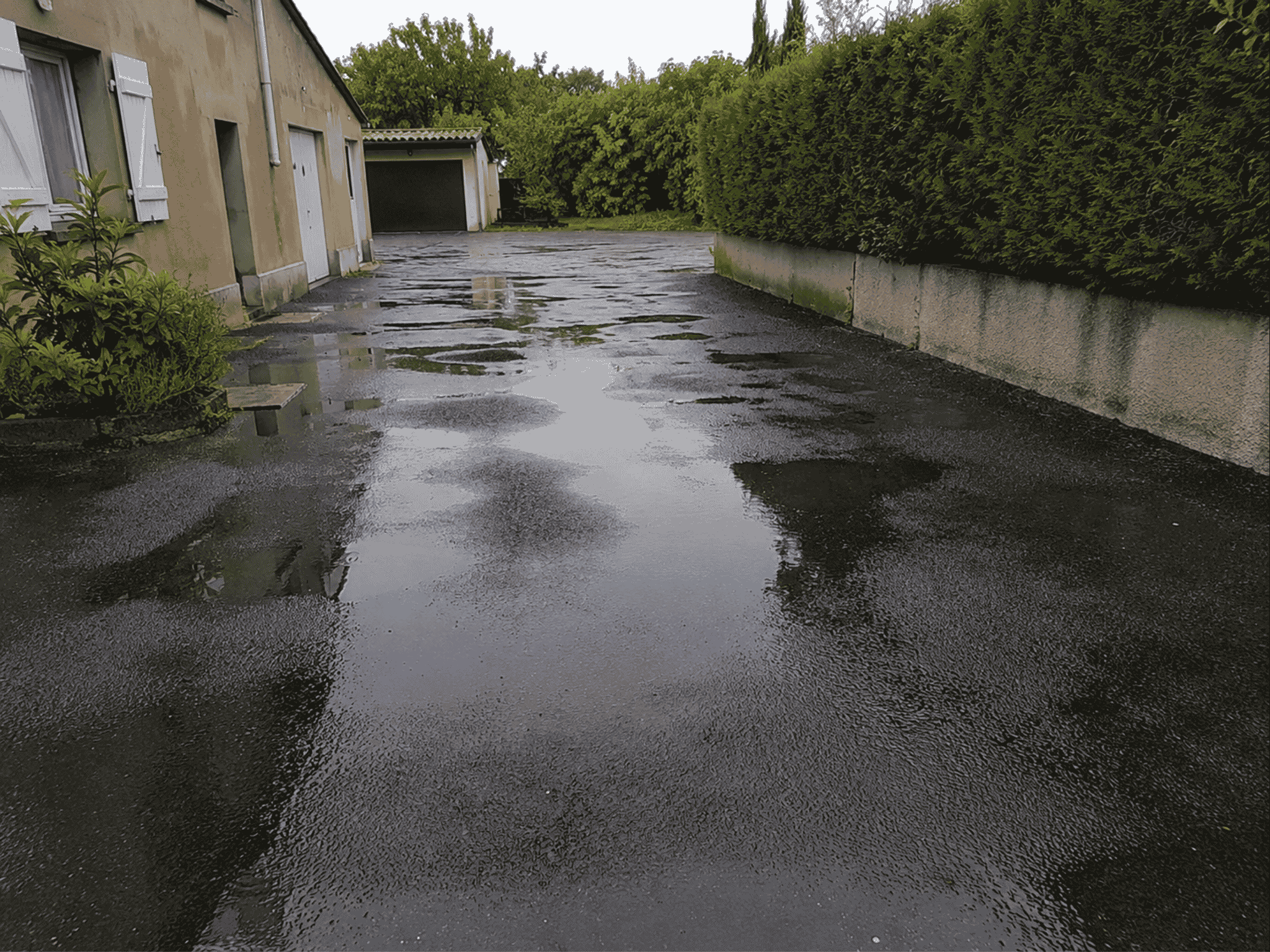 Pourquoi votre cour reste pleine d’eau après la pluie ?