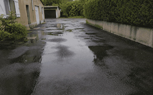 Pourquoi votre cour reste pleine d’eau après la pluie ?
