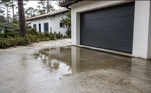 Eau stagnante devant garage : que faire ?