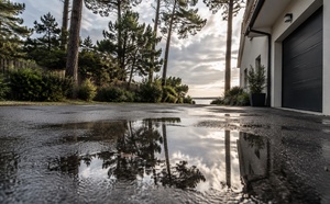 Pourquoi votre parking retient l'eau ? Les causes et les solutions