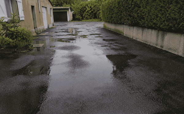 Pourquoi votre cour reste pleine d’eau après la pluie ?