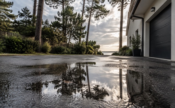 Pourquoi votre parking retient l'eau ? Les causes et les solutions