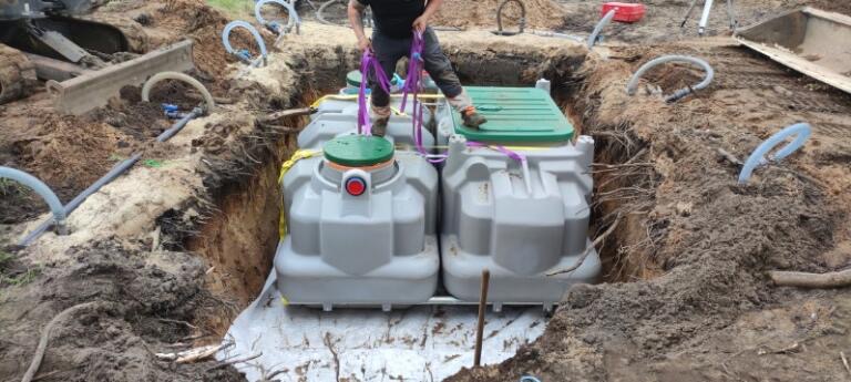 Assainissement : pose d’une micro-station pour un réseau de tout à l’égout autonome Assainissement : pose d’une micro-station pour un réseau de tout à l’égout autonome