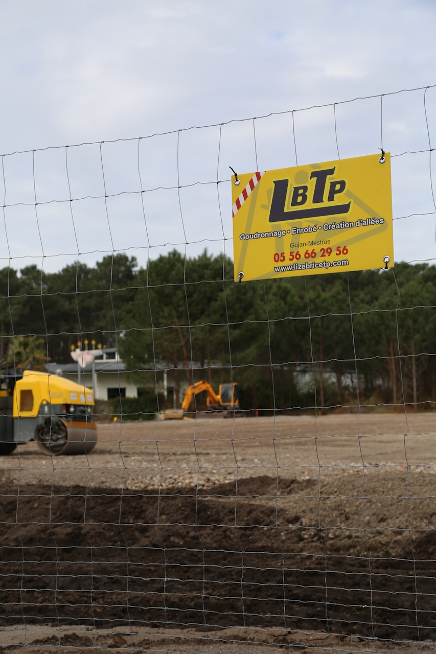 Terrassement à Gujan Mestras pour entreprise en vue de la construction d’une structure de 3 étages